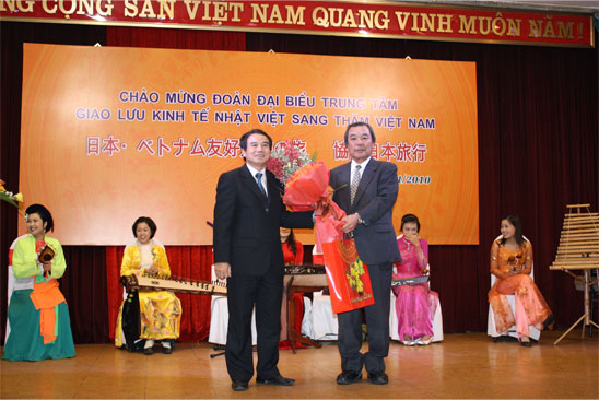 右：森理事長左：タオベトナム鉄道会社副総裁