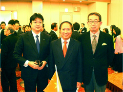 左：笹川岩井証券取締役　中央：リュウ総領事　右：織田専務理事