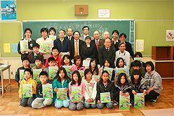 3列目中央リュウ総領事　その左冨田教授　リュウ総領事の右　ウエンさん