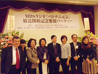 ティーン総領事夫妻と高井美紀アナウンサーを囲んで・左端は上田副理事長