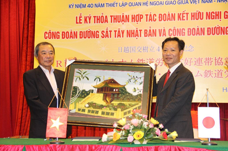 フオンベトナム鉄道労働組合委員長から記念品を受け取る森理事長